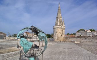 La Rochelle Tour de la Lanterne et Globe de la Francophonie par Bruce Kreps