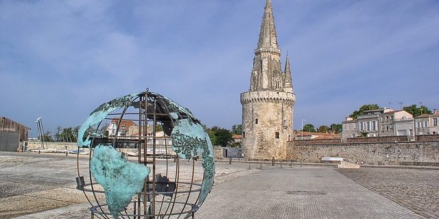La Rochelle Tour de la Lanterne et Globe de la Francophonie par Bruce Kreps